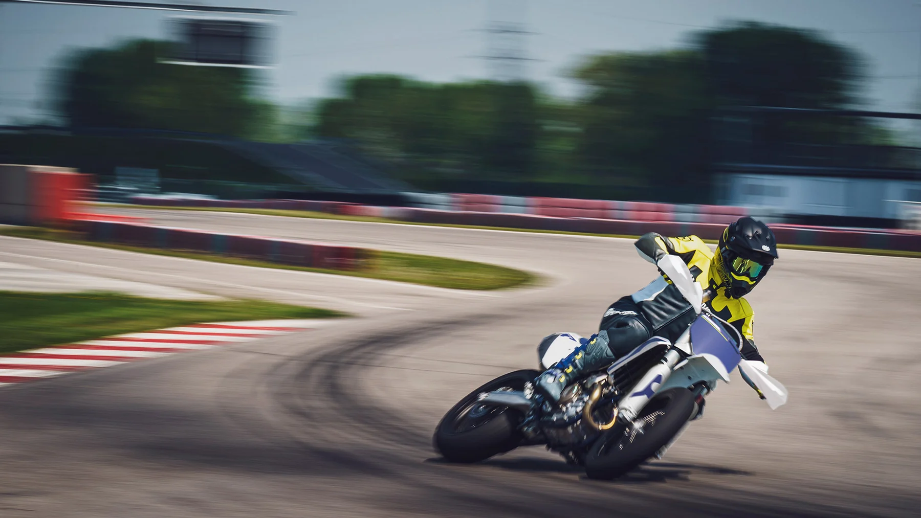 Husqvarna FS 450 — fotografia oficial em utilização
