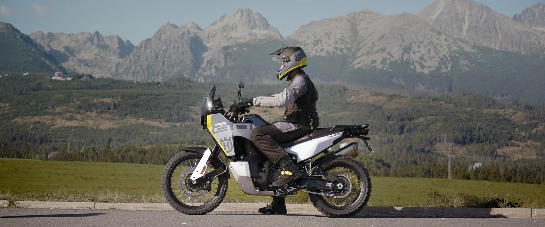 Husqvarna Norden 901 em viagem junto à montanha