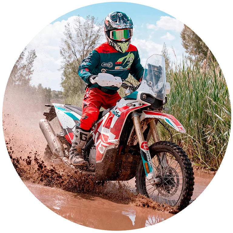 ERGONOMIA E ALTURA PENSADAS PARA O OFF-ROAD — Kove 450 Rally 2026