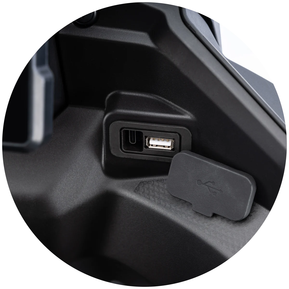 ENTRADA USB E USB-C — Kove 800X PRO 2026