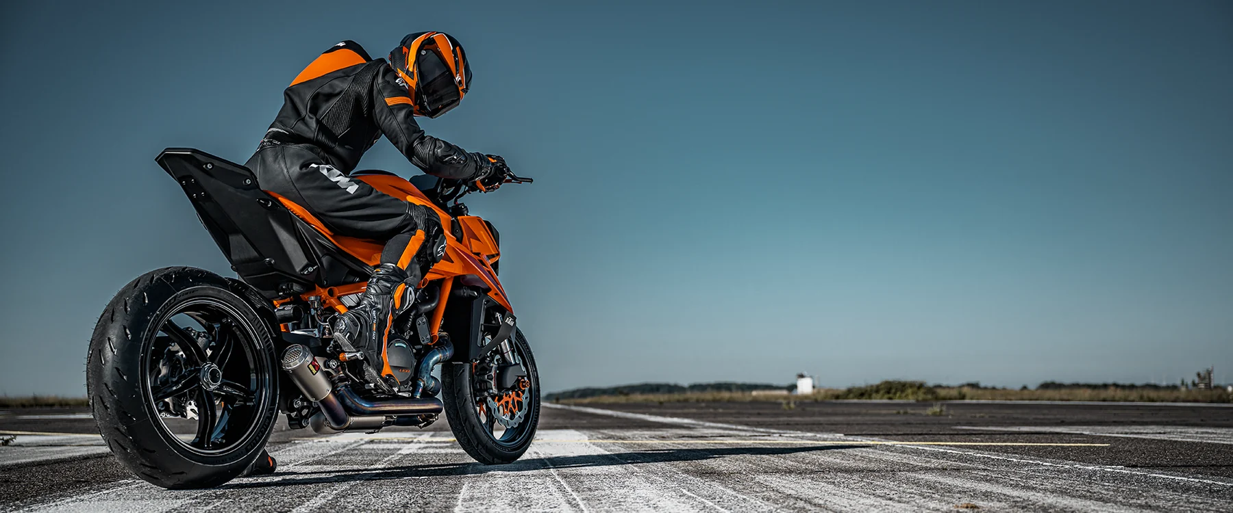 KTM 1390 Super Duke R EVO — fotografia oficial em utilização