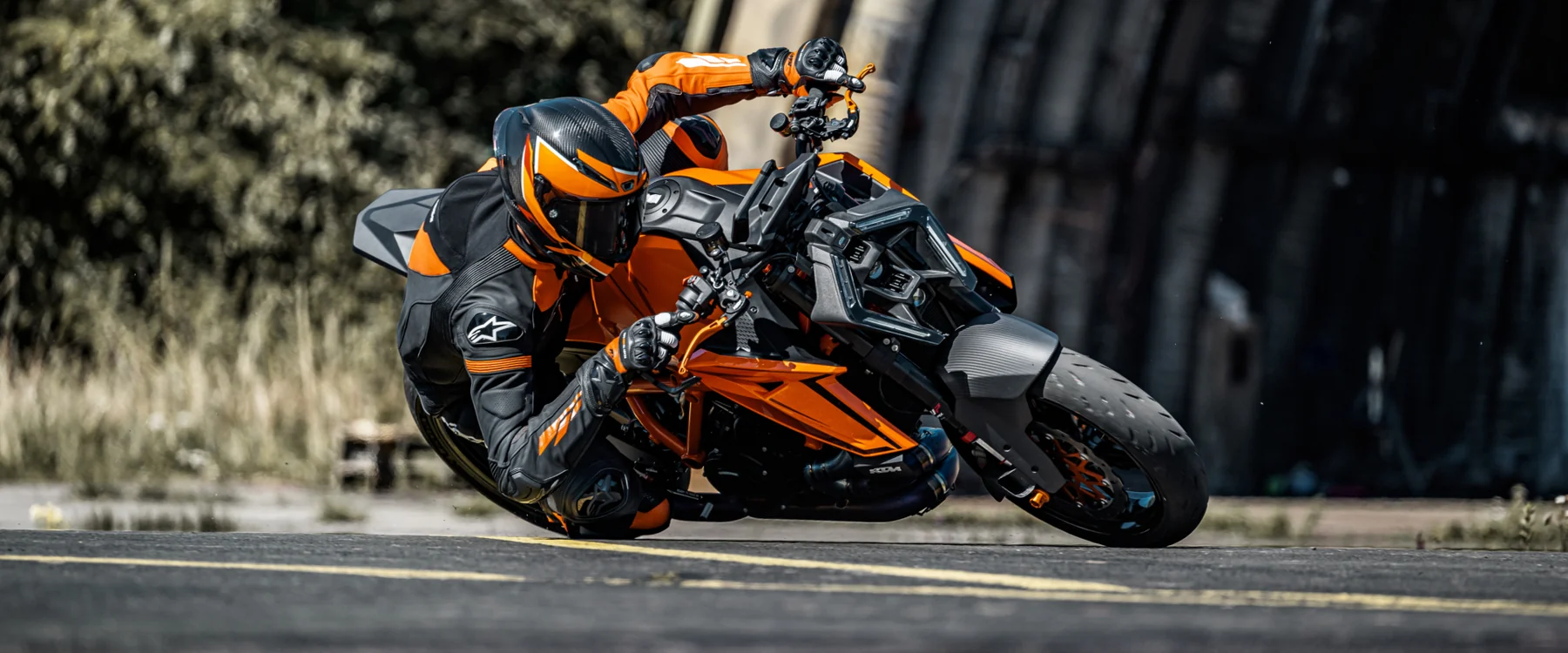 KTM 1390 Super Duke R — fotografia oficial em utilização