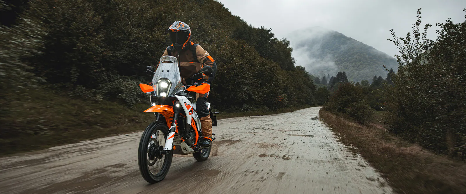 KTM 390 Adventure R em estrada