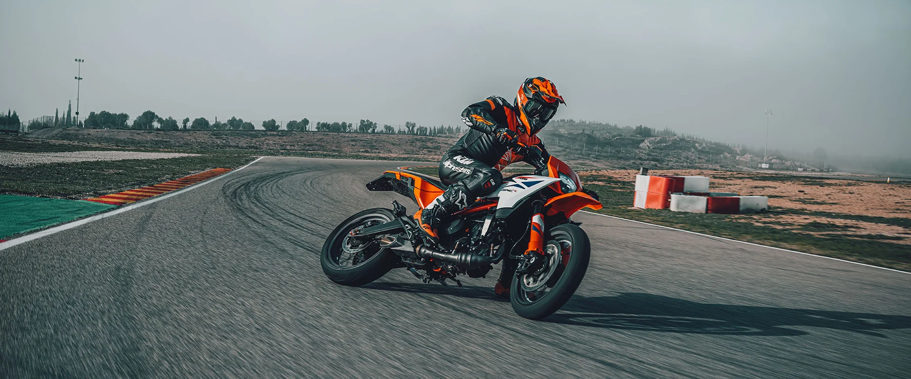 KTM 390 SMC R — fotografia oficial em utilização