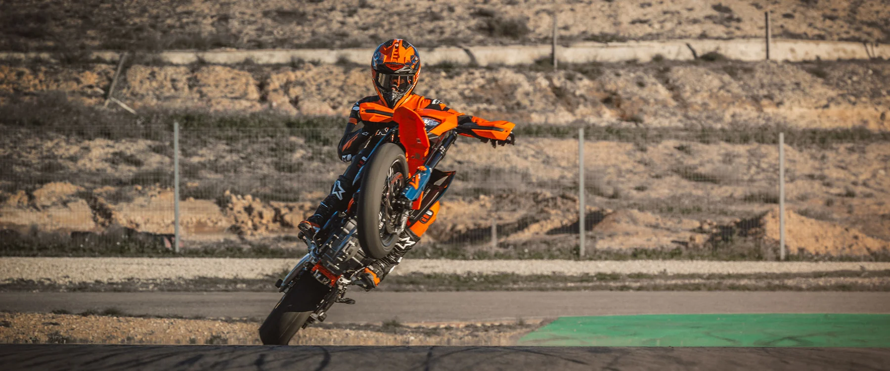 KTM 690 SMC R — fotografia oficial em utilização