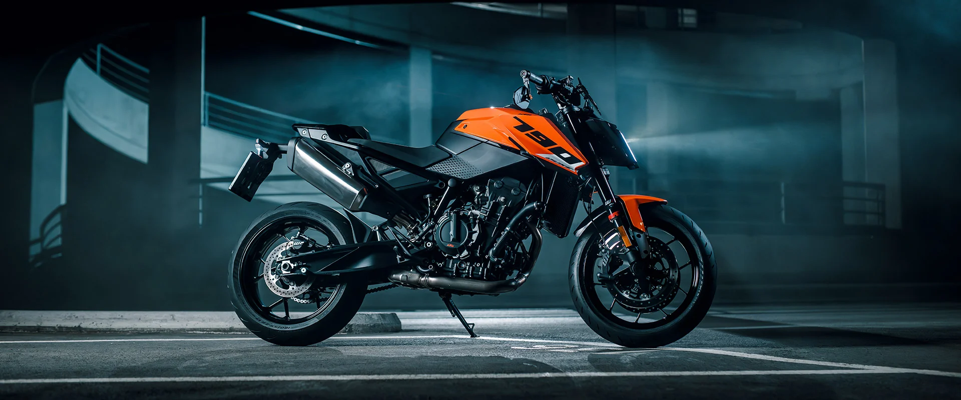 KTM 790 Duke 2027 em ambiente urbano noturno