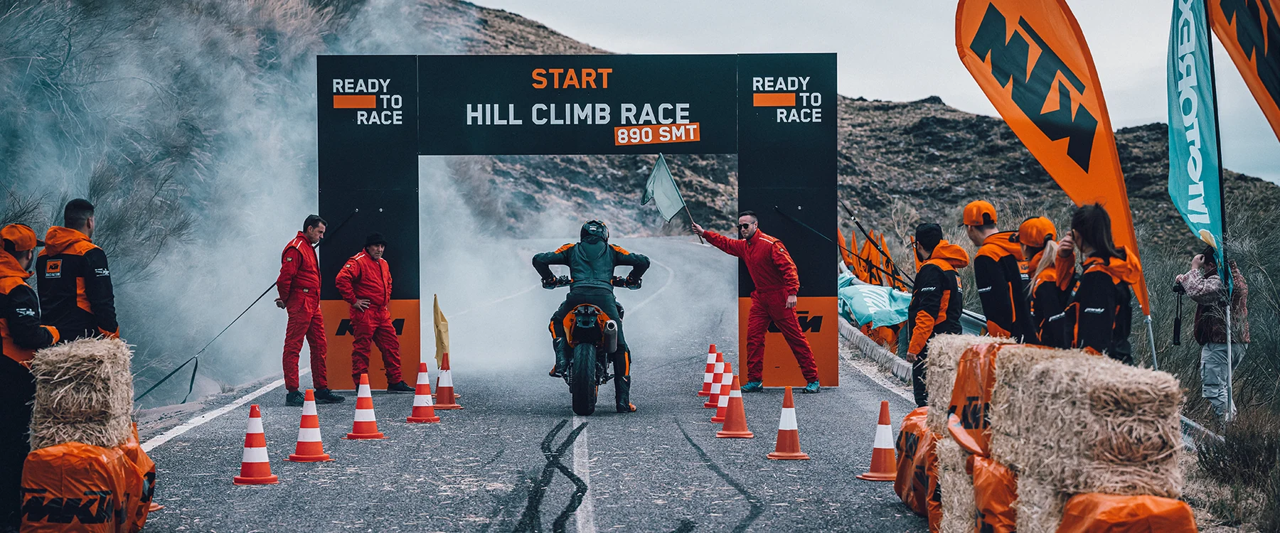 KTM 890 SMT — fotografia oficial em utilização