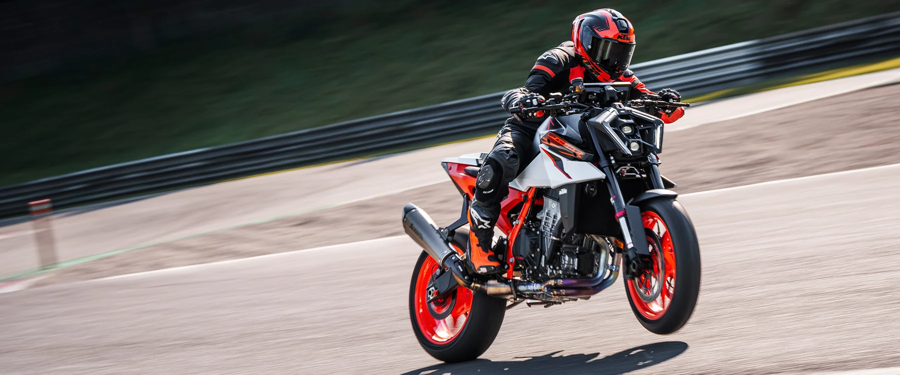 KTM 990 Duke R — fotografia oficial em utilização