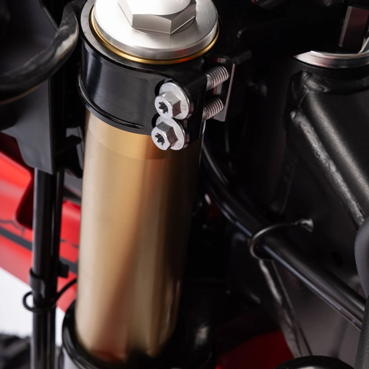 SUSPENSÃO DIANTEIRA E TRASEIRA — QJMotor COV 125
