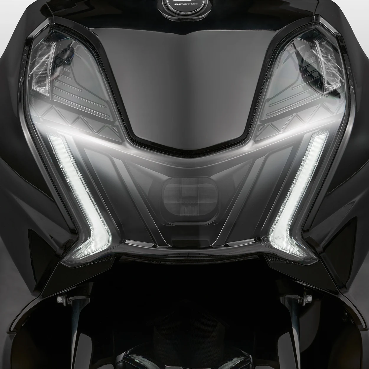 ILUMINAÇÃO FULL LED — QJMotor SQ 16
