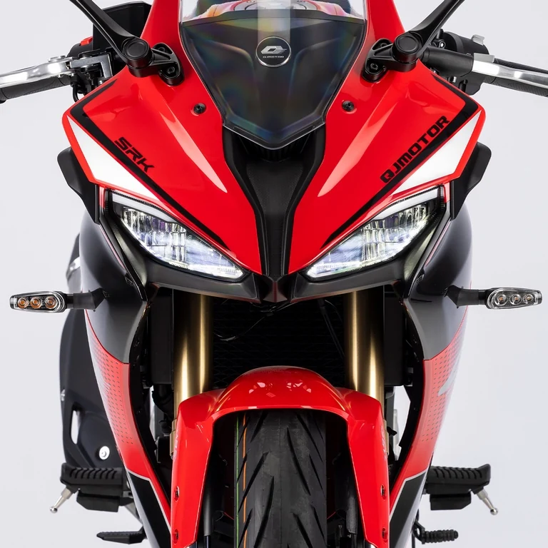 ILUMINAÇÃO COMPLETA EM LED — QJMotor SRK 125 R