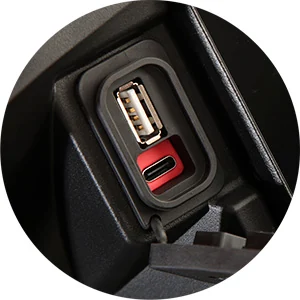 TOMADA DE CARREGAMENTO DUPLO — QJMotor SRK 125 R
