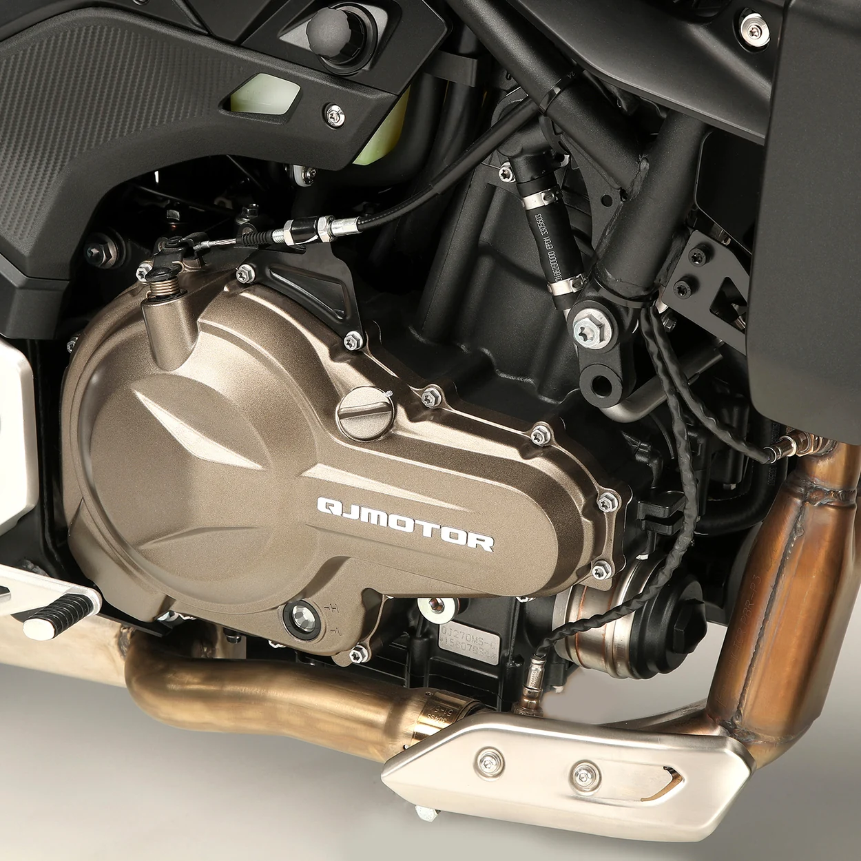 MOTOR BICILÍNDRICO EM LINHA DE 554 CC DE 8 VÁLVULAS — QJMotor SRK 600 35 kW