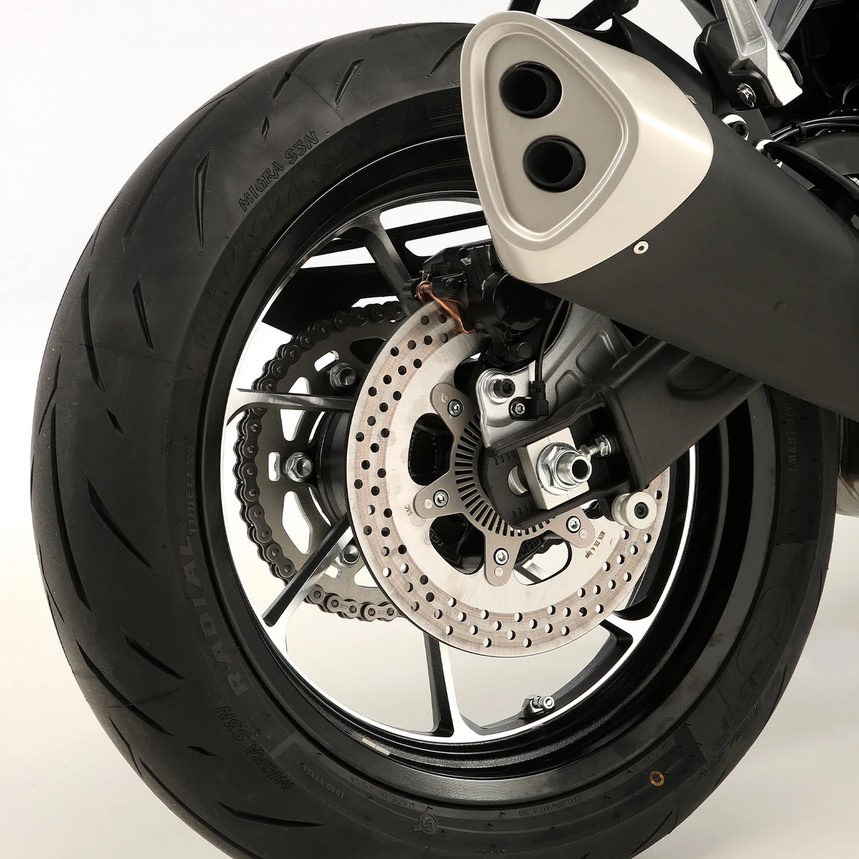 SISTEMA DE TRAVAGEM COM ABS E TCS — QJMotor SRK 600 41 kW