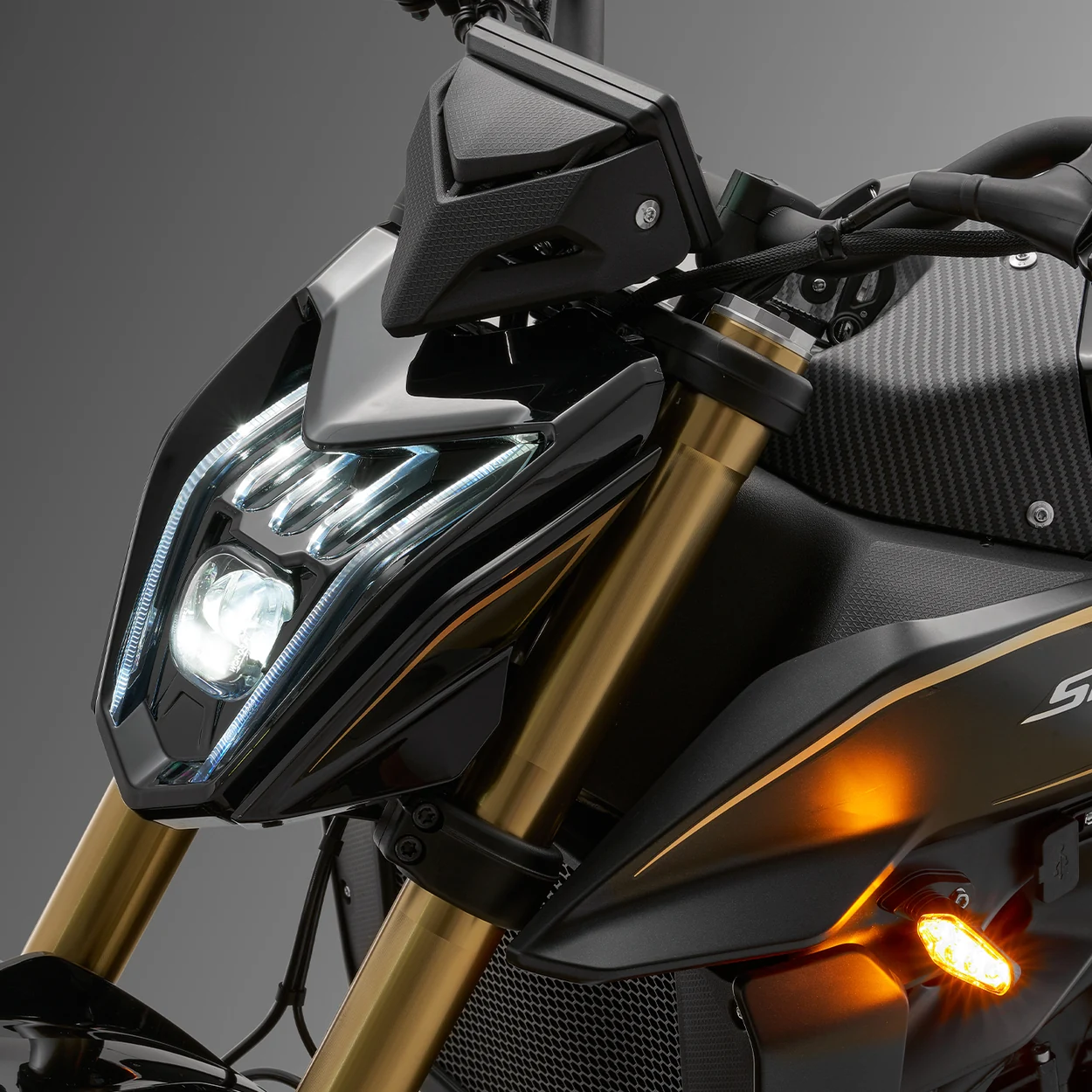 ILUMINAÇÃO FULL LED — QJMotor SRK 600 41 kW