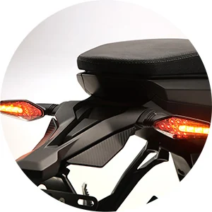 INDICADORES DE MUDANÇA DE DIREÇÃO COM LUZ DE TRAVAGEM INTEGRADA — QJMotor SRK 600 41 kW