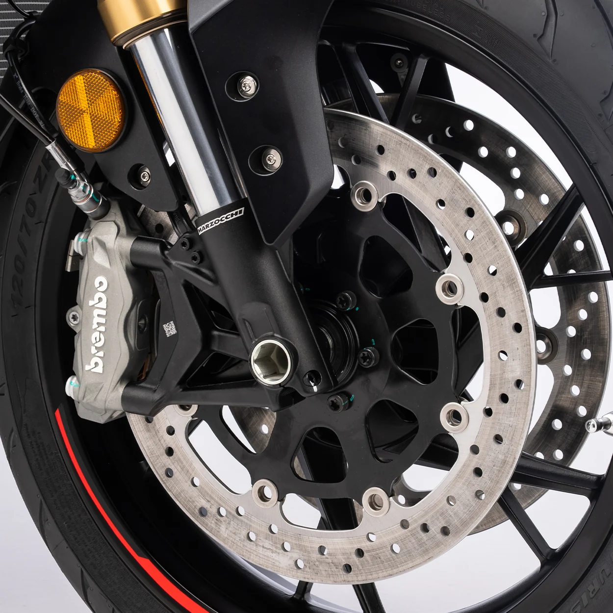 SISTEMA DE TRAVAGEM BREMBO COM ABS CORNERING E TCS — QJMotor SRK 800 70 kW