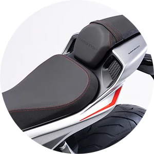 ASSENTO ERGONÓMICO DE ALTA QUALIDADE — QJMotor SRK 800 70 kW