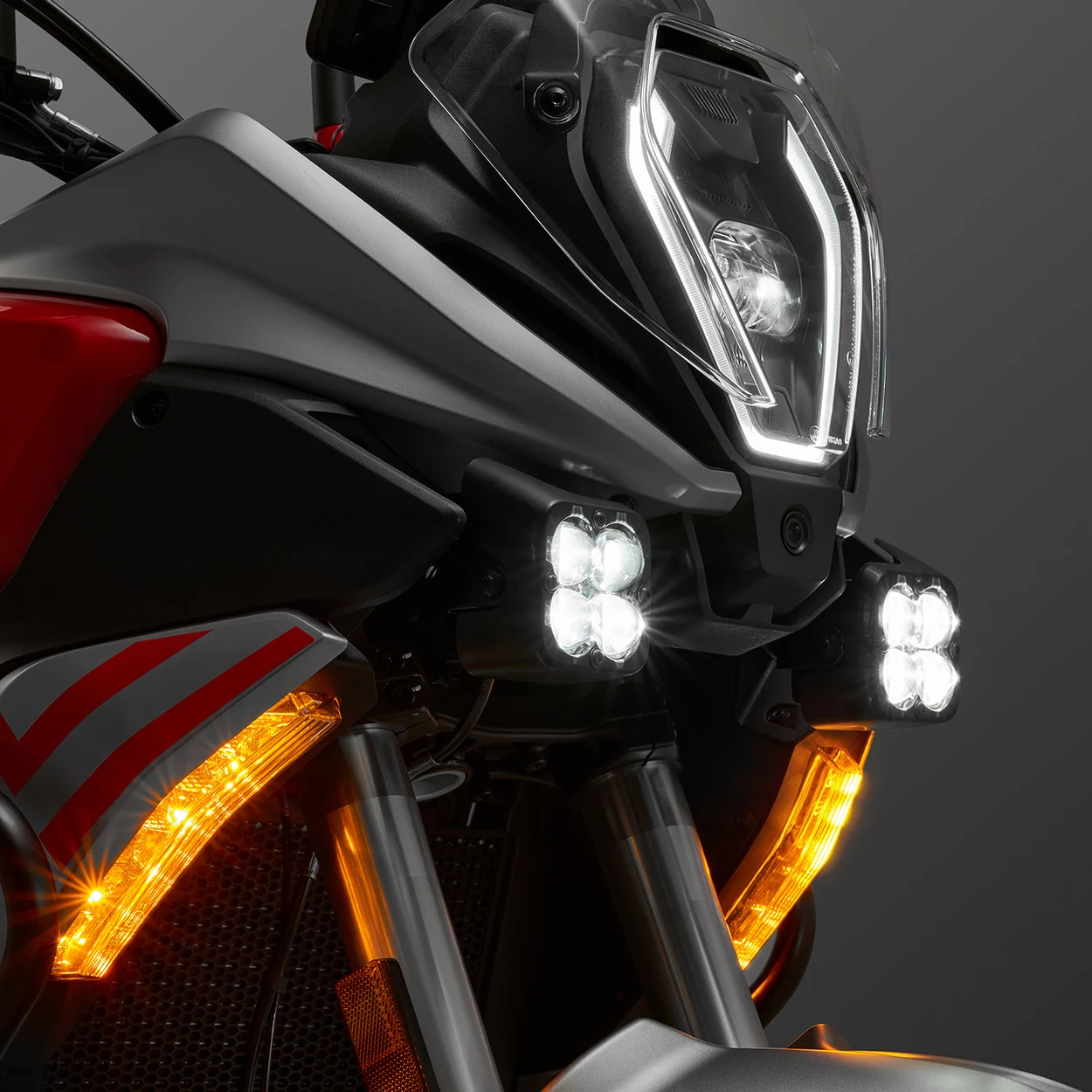 ILUMINAÇÃO FULL LED COM FARÓIS AUXILIARES — QJMotor SRT 600SX 35 kW