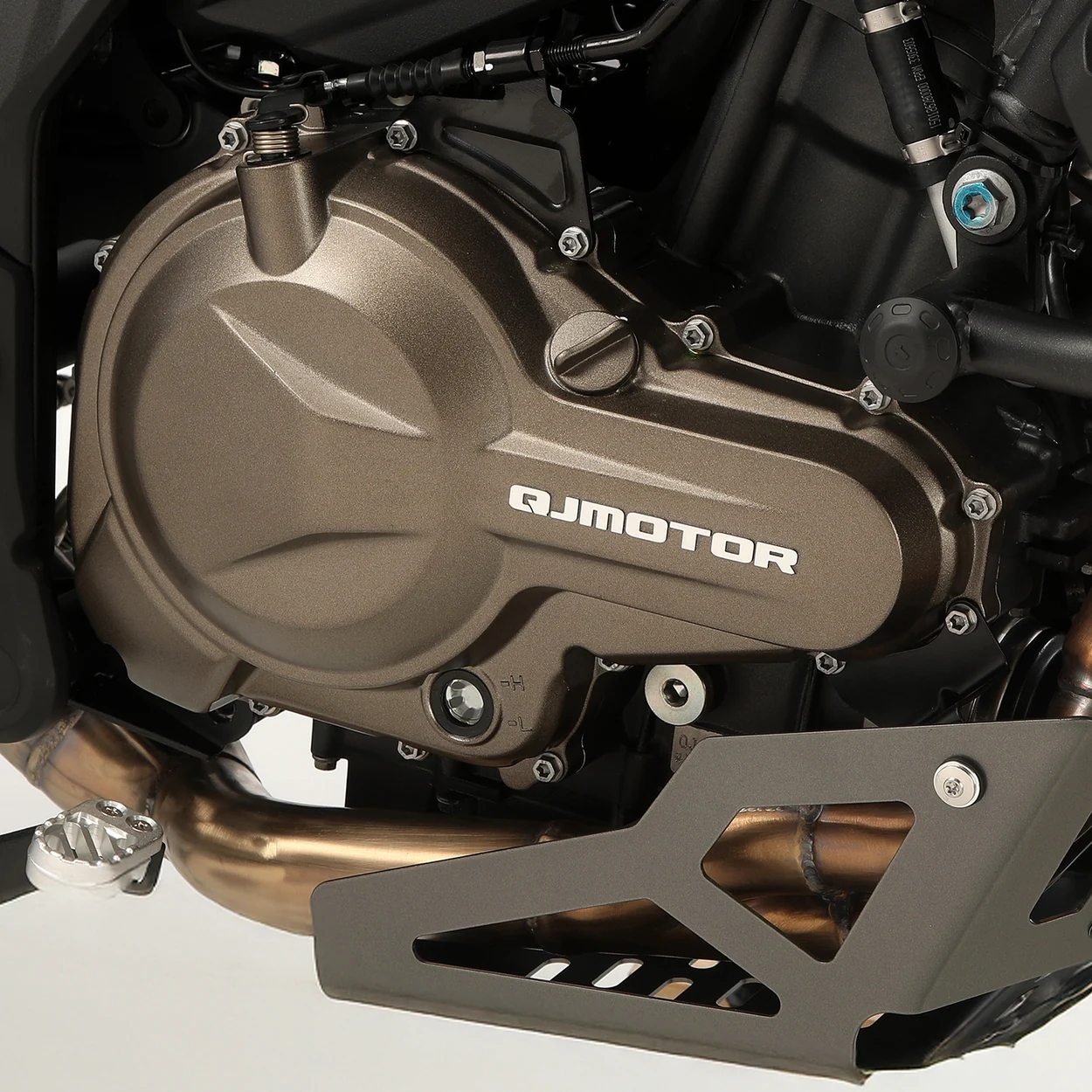 MOTOR BICILÍNDRICO 554CC DE 8 VÁLVULAS — QJMotor SRT 600SX 41 kW