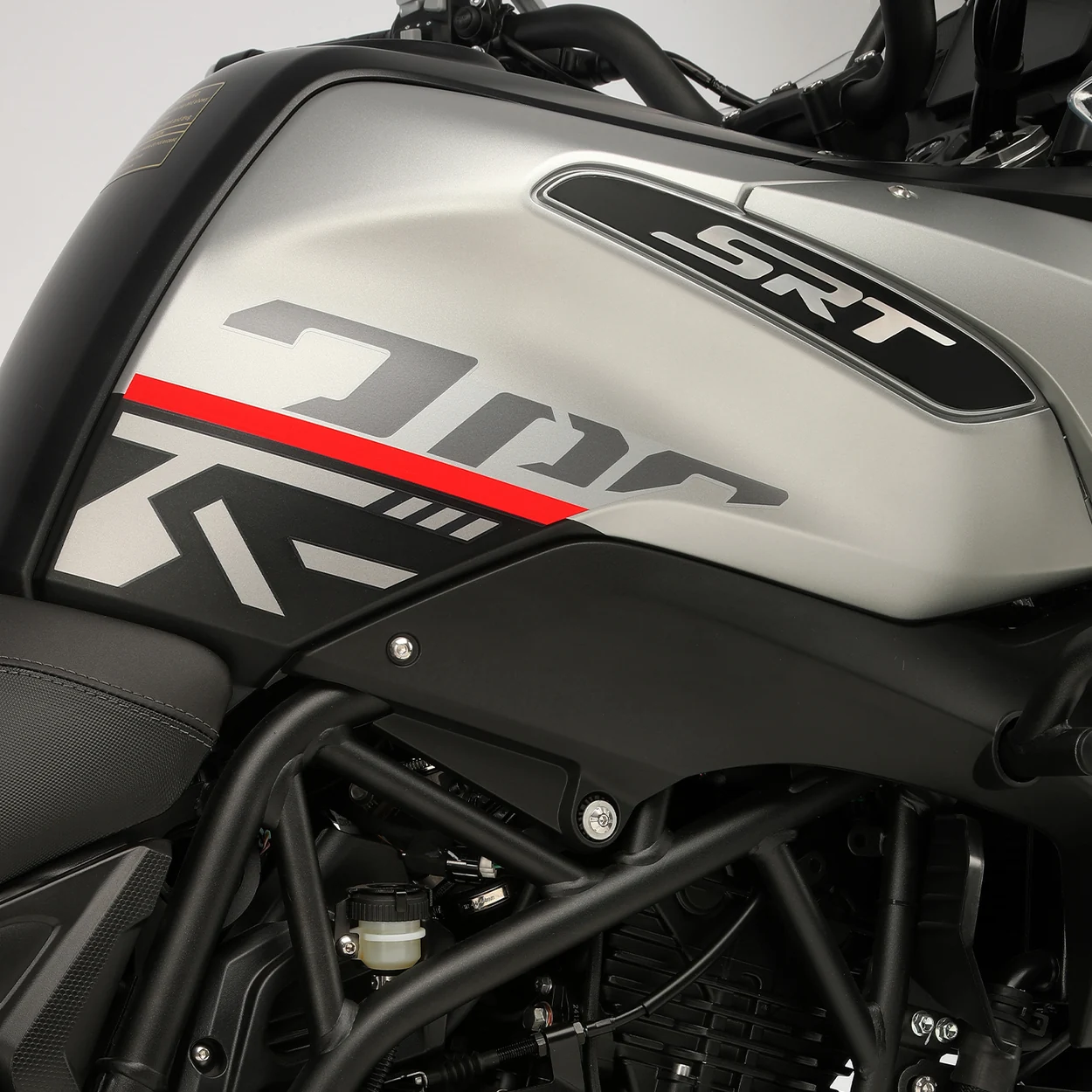 DEPÓSITO DE GRANDE CAPACIDADE — QJMotor SRT 700 ON 35 kW