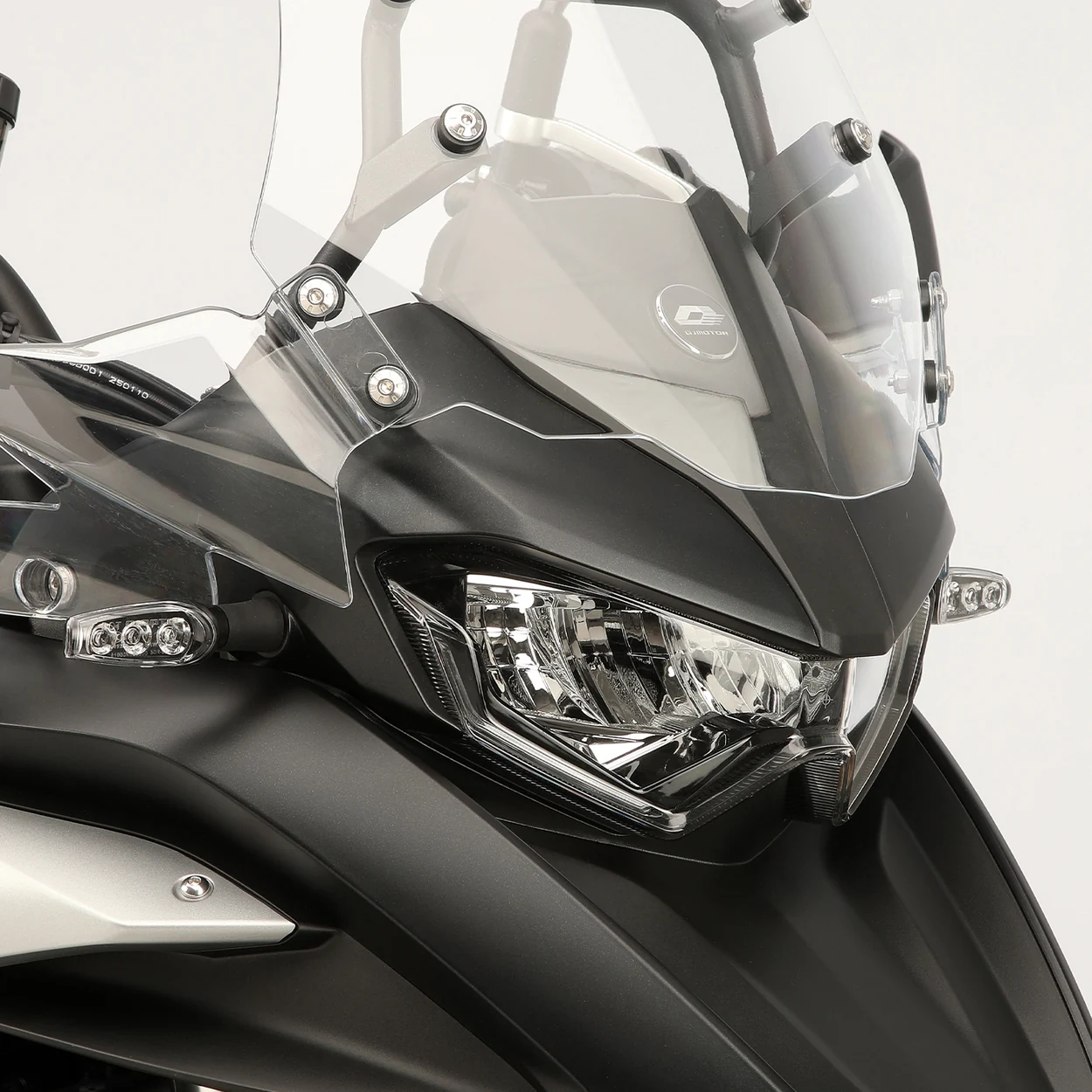 ILUMINAÇÃO FULL LED — QJMotor SRT 700 ON 54 kW