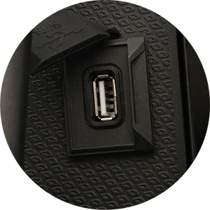 TOMADA DE CARREGAMENTO USB — QJMotor SRT 700X 35 kW