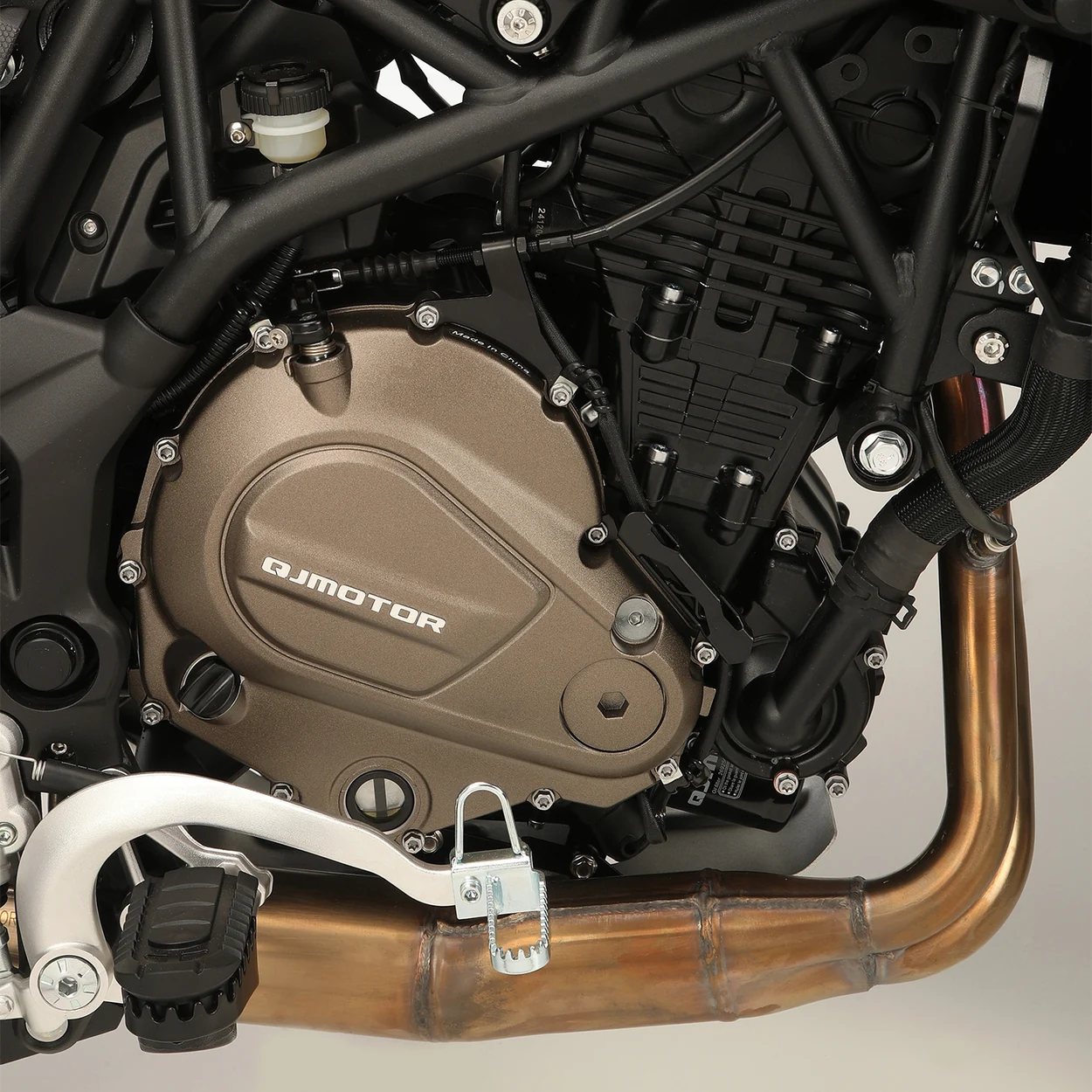 MOTOR BICILÍNDRICO 698 CC DE 8 VÁLVULAS — QJMotor SRT 700X 54 kW