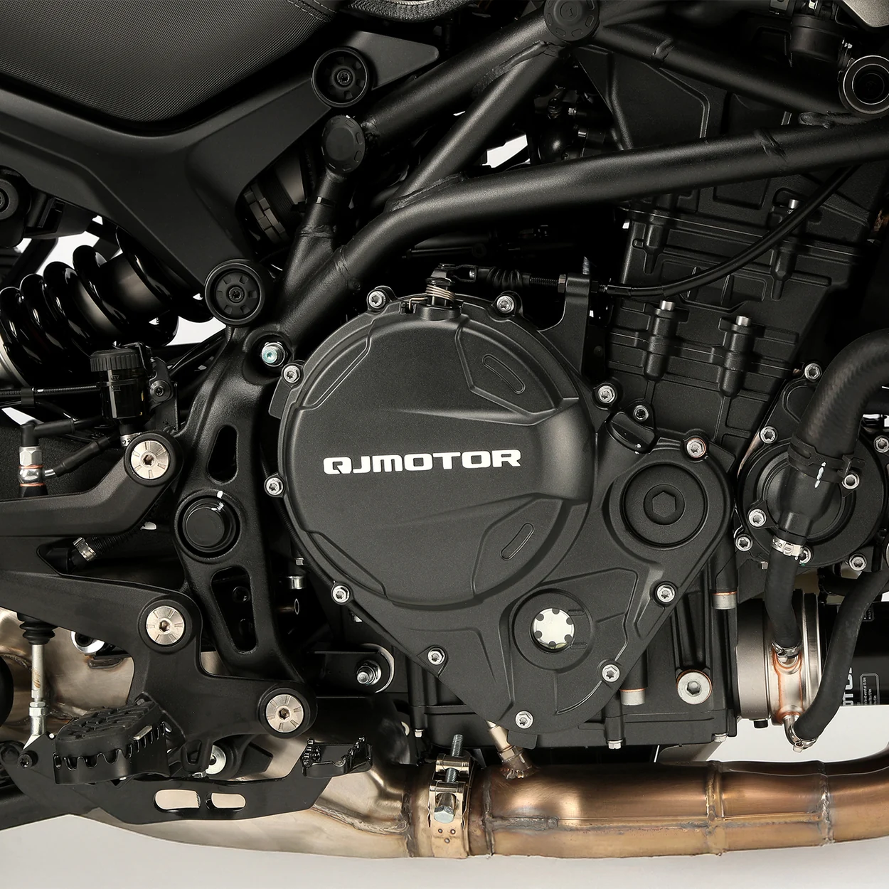 MOTOR BICILÍNDRICO 904 CC DE 8 VÁLVULAS — QJMotor SRT 900S ON ROAD 70 kW