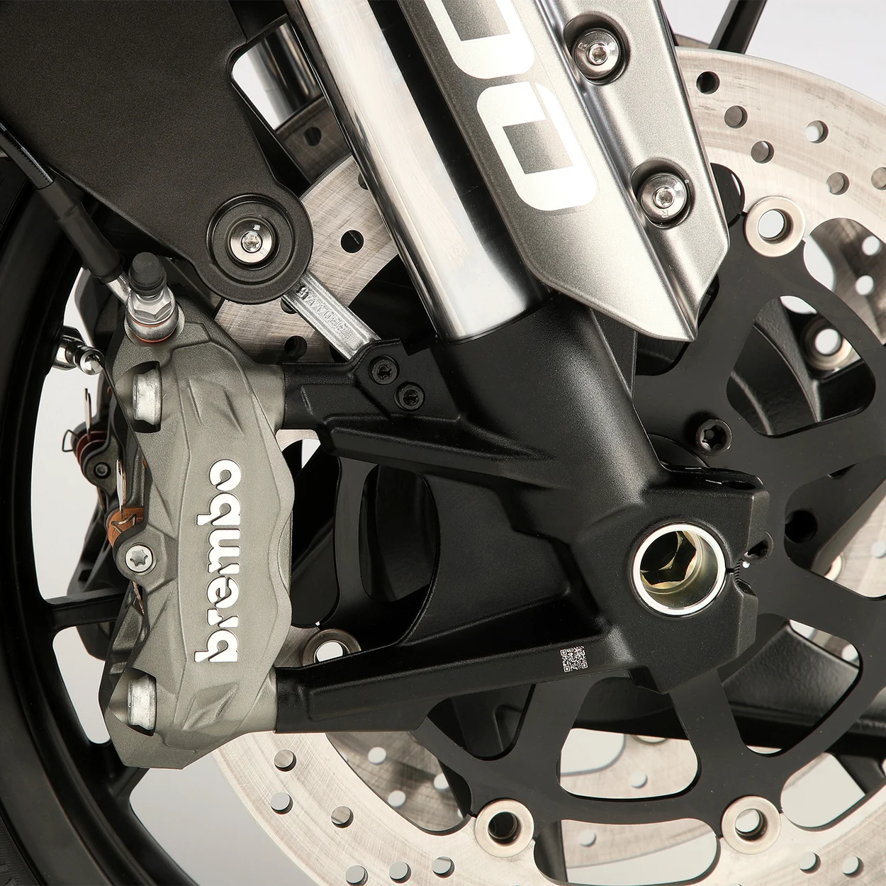 TRAVÕES BREMBO COM ABS E SISTEMA TCS DESCONECTÁVEL — QJMotor SRT 900S ON ROAD 70 kW