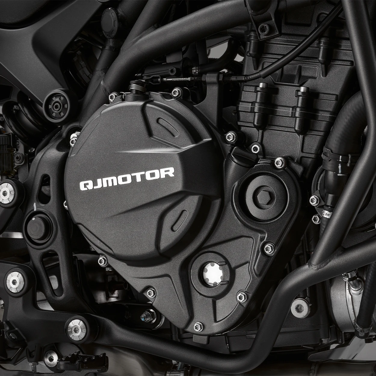 MOTOR BICILÍNDRICO 904 CC DE 8 VÁLVULAS — QJMotor SRT 900SX 70 kW