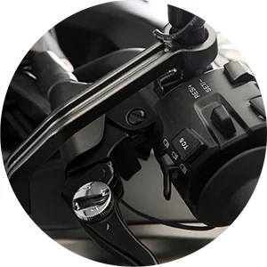 MANETES DE TRAVÃO E EMBRAIAGEM REGULÁVEIS — QJMotor SRT 900SX 70 kW