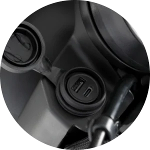 Ligação de carga USB e USB-C — QJMotor SRV 125