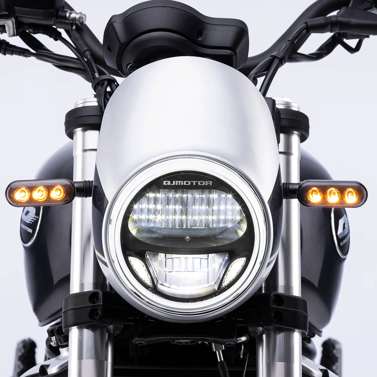 ILUMINAÇÃO FULL LED — QJMotor SRV 550