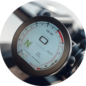 ECRÃ TFT CIRCULAR COM CONECTIVIDADE "ESPELHO" — QJMotor SRV 600V