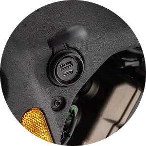 ENTRADA USB E USB-C — QJMotor SRV 600V